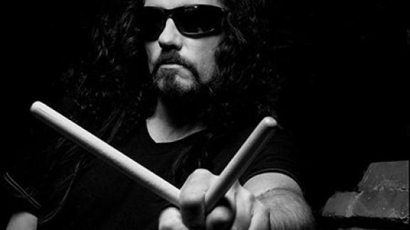 RIP : Nick Menza est décédé le 21 mai 2016 sur scène.