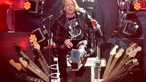 Axl Rose remonte sur scène avec AC/DC et GUNS N' ROSES