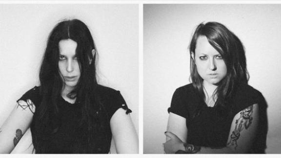 Chelsea Wolfe et Jess Gowrie lancent MRS. PISS