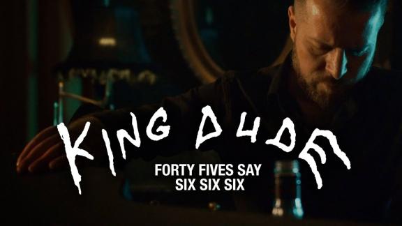 Coincé en Suède, KING DUDE a tourné un clip