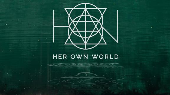 HER OWN WORLD accompagne son nouveau single d'un clip