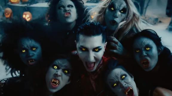 MOTIONLESS IN WHITE joue au boys band monstrueux dans son dernier clip