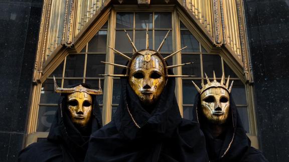 IMPERIAL TRIUMPHANT ressort les masques pour un clip