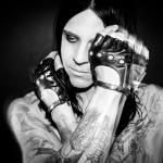 Jon Siren (IAMX, Skold, Psyclon Nine, Front Line Assembly) vibre au rythme de son propre tambour sans heurter les animaux