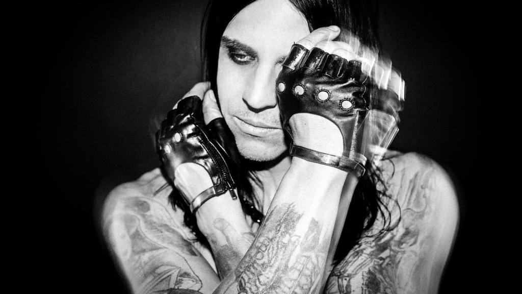 Jon Siren (IAMX, Skold, Psyclon Nine, Front Line Assembly) is globally marching to the beat of his own drum without hurting animals