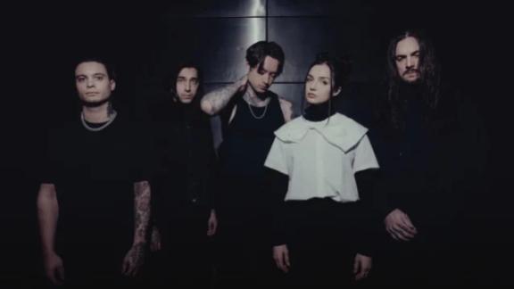 BAD OMENS et POPPY collaborent le temps d'un single