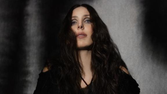 CHELSEA WOLFE vous propose une version live acoustique de Dusk