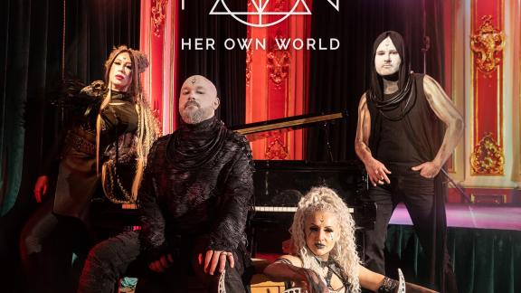 HER OWN WORLD sort un clip live de My Darkling