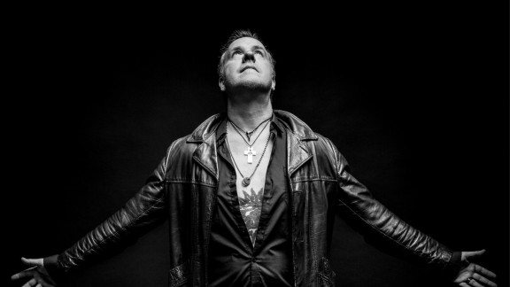 BURTON C. BELL continue son petit bout de chemin en solo avec Savages