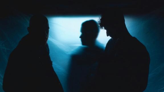 DIAMONG DOG partage le single Solar Waves et son clip