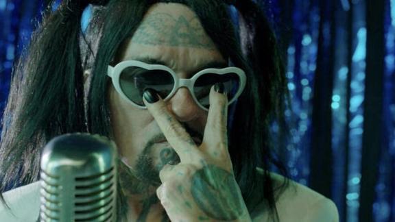 Des cœurs, des dictateurs : MINISTRY sort un clip tout mignon