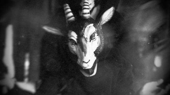 Ressortez les masques de chèvres : THE DEVIL AND THE UNIVERSE partage le titre Primordial Temples