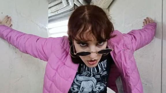 Effeuillage (ou pas), parking glauque et appartement décrépit : LÉA JACTA EST met en images sa version de L'Amour à la Plage