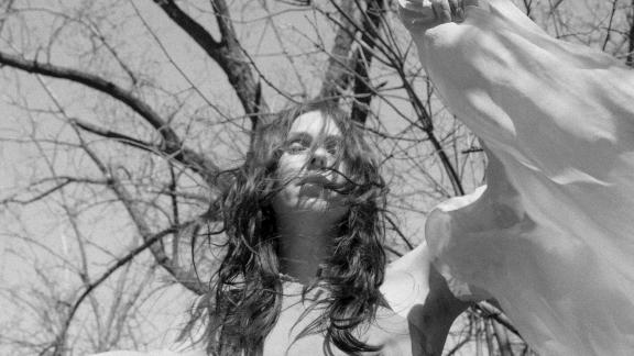 CHELSEA WOLFE rend hommage à OZZY OSBOURNE avec une reprise de Changes