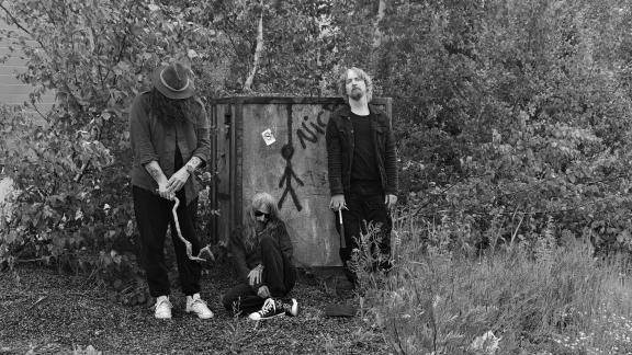 SUM OF R invite le chanteur d'ORANSSI PAZUZU et annonce son nouvel album