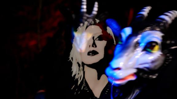 THE DEVIL & THE UNIVERSE invite la chanteuse de DUCTAPE sur son nouveau single