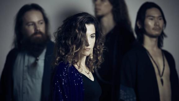 PËRL nous plonge dans son nouvel album avec un premier titre