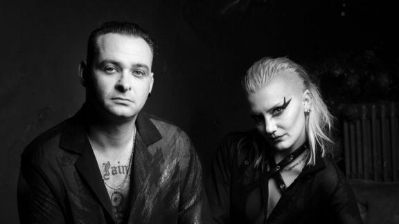 Les fleurs fanées continuent de pleuvoir : DUCTAPE partage un nouveau single