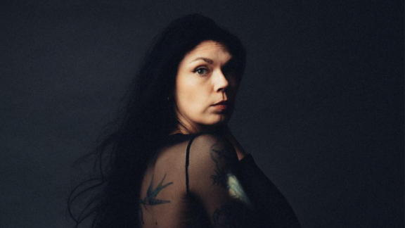 A.A. WILLIAMS rend hommage aux ombres avec son nouveau single