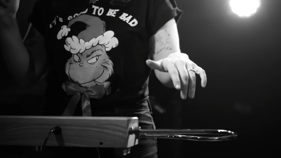 LÉA JACTA EST partage un second titre live sur l'espoir et la mort, ou les deux en même temps