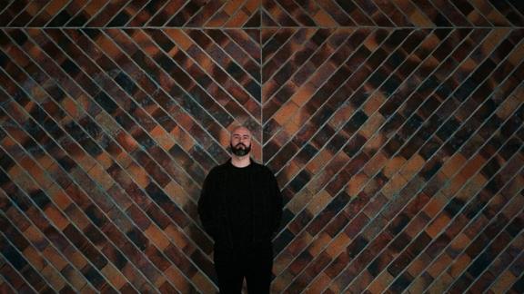 BIRTAWIL annonce son nouvel album avec un single monolithique et hypnotique