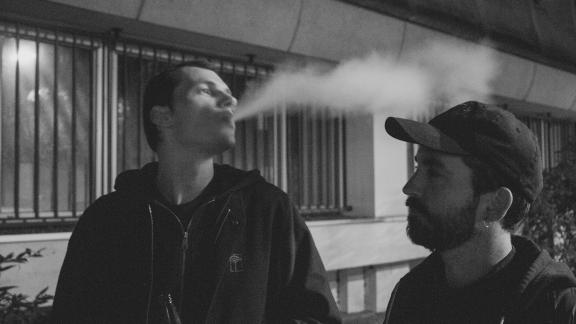 8:AM sort Apple Splice et son clip