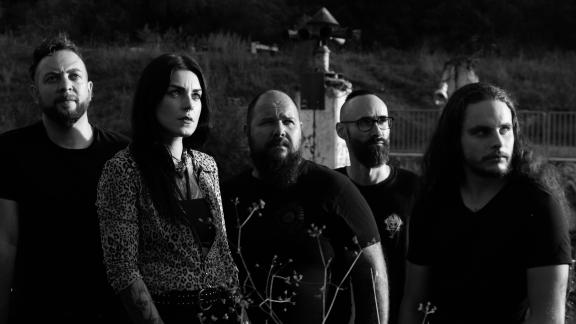 HØLLS nous invite dans sa nuit sans fin