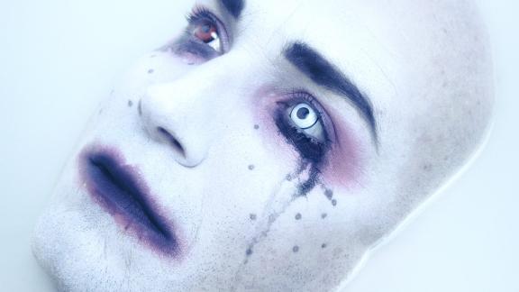 AESTHETIC PERFECTION et SWARM collaborent dans le chagrin