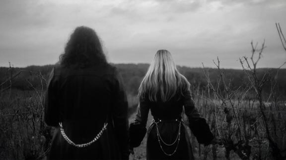 DENUIT illustre Faceless avec un clip