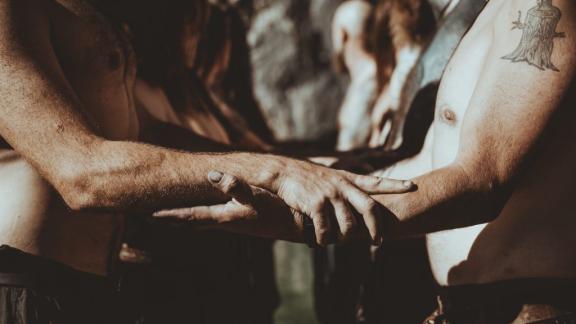 KRIIGERKVLT (side-project de gens de HEILUNG) se présente avec un premier single