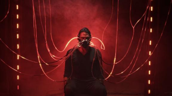 SWARM rejoint Out of Line et partage un nouveau clip