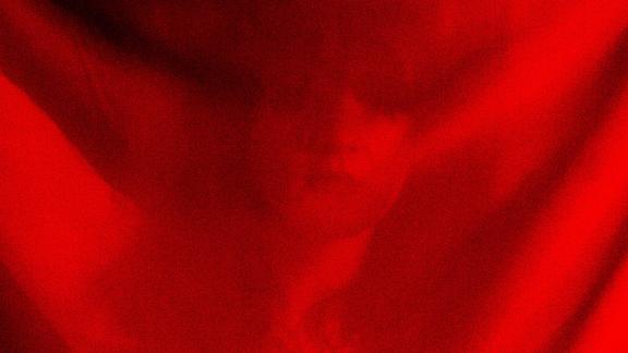 Léa Jacta Est continue de nous mettre l'eau à la bouche avec un nouveau single