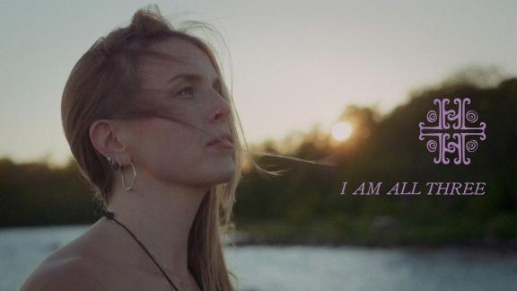 LINNEA HJERTÉN annonce un nouvel EP avec le titre I Am All Three