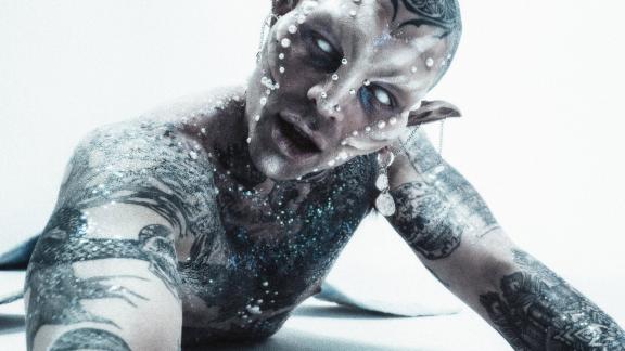 DANNY BLU se transforme en sirène pour Faithless