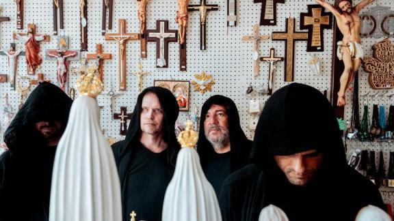 SATANIC PLANET pleure les édifices religieux brûlés dans son nouveau single