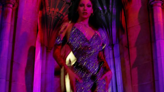 ULTRA SUNN invite à nouveau Violet Chachki pour Please Come